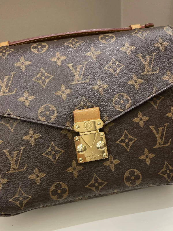 Louis Vuitton Alma bags with a leather - wrapped handle for a luxurious feelLouis Vuitton Pochette Metis Classic Monogram