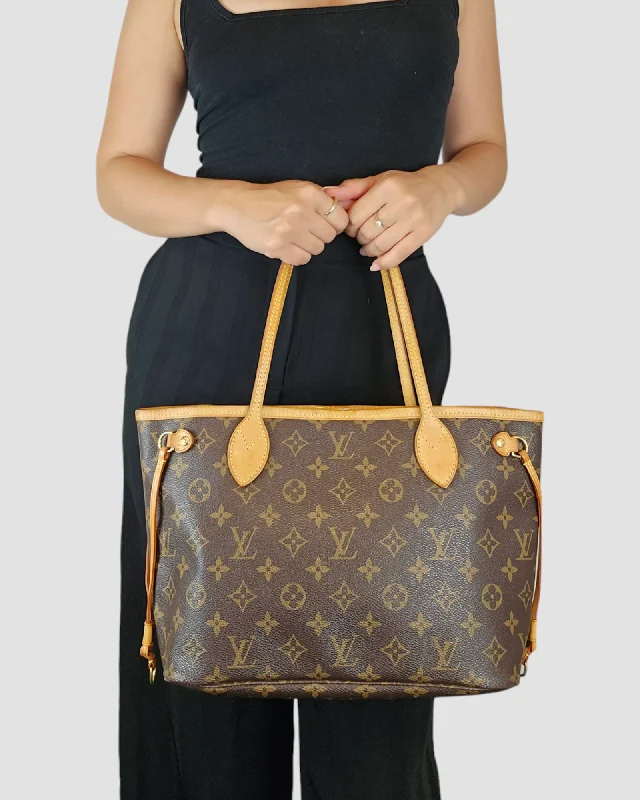 Louis Vuitton bags with a snap - button closure and a decorative charm for styleLouis Vuitton Neverfull PM