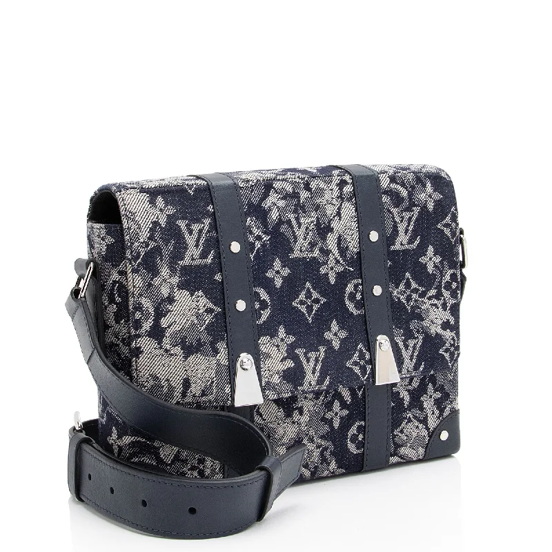 Louis Vuitton handbags with a patent - leather finish for a shiny lookLouis Vuitton Monogram Tapestry Canvas Trunk Messenger (HsMpfK)