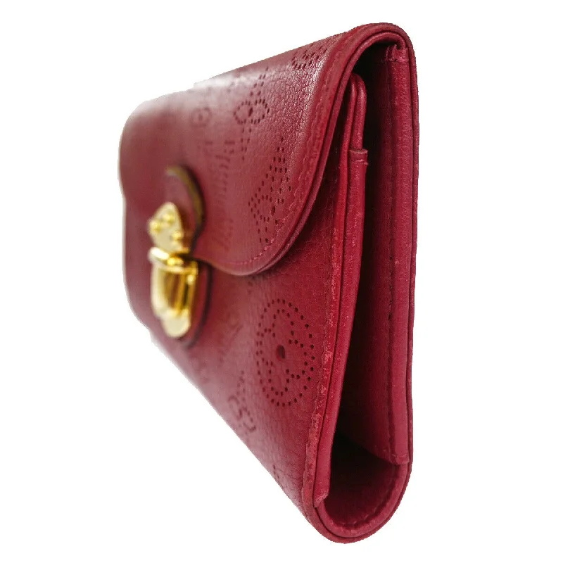 Louis Vuitton crossbody bags in a bold red color for a statementLouis Vuitton Portefeuille Amelia Long