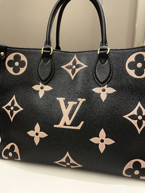 Louis Vuitton Twist bags with a crystal - embellished LV - turnlockLouis Vuitton Onthego Tote MM Black / Crème