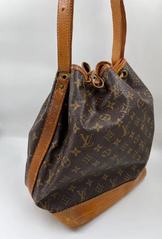 Louis Vuitton bags with a detachable mirror inside for on - the - go touch - upsLouis Vuitton Noé Monogram Canvas Brown Bag 1998