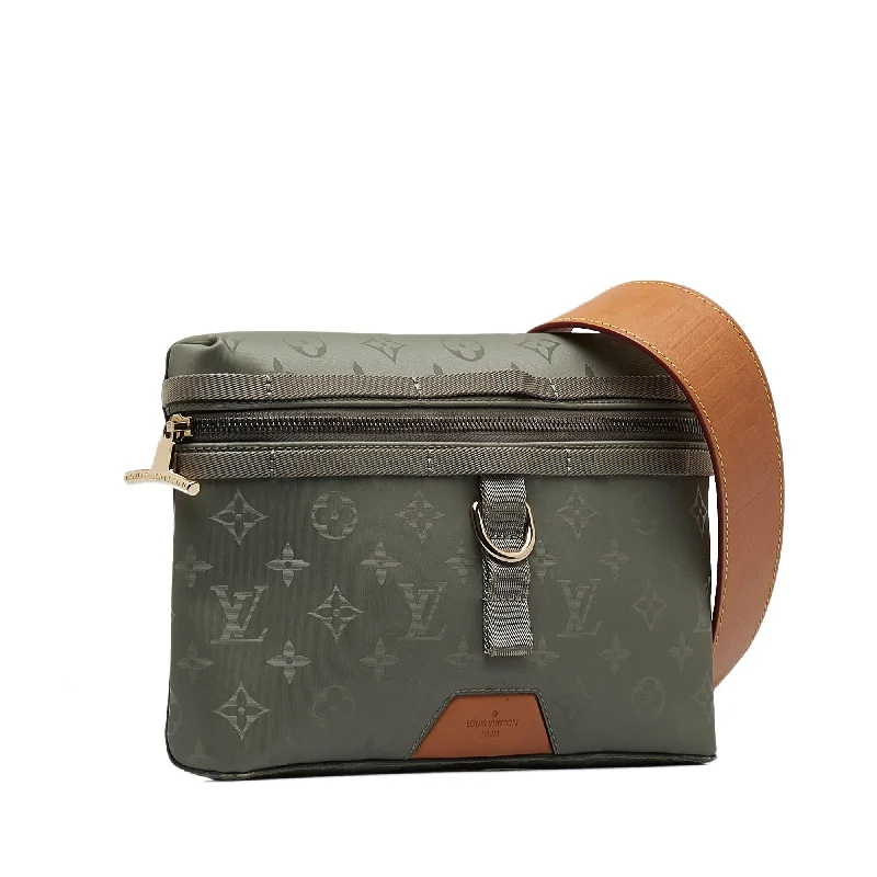 Louis Vuitton crossbody bags with adjustable shoulder straps for comfortLouis Vuitton Monogram Titanium Messenger PM (0xX5Bz)