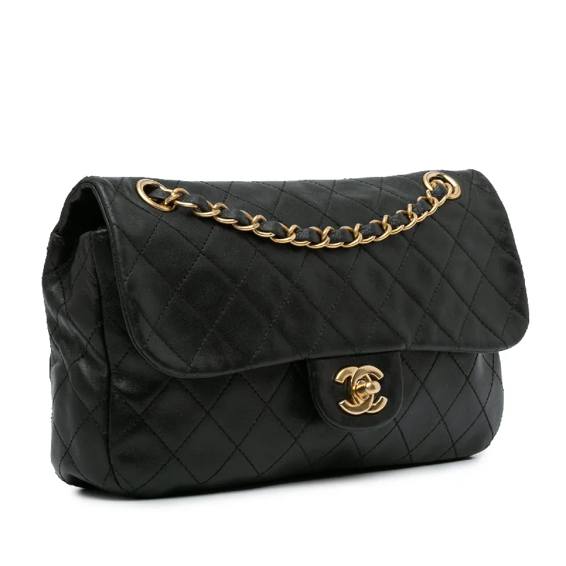 Chanel bags for a polished and professional appearanceChanel CC Quilted Lambskin Single Flap (6cPogF)