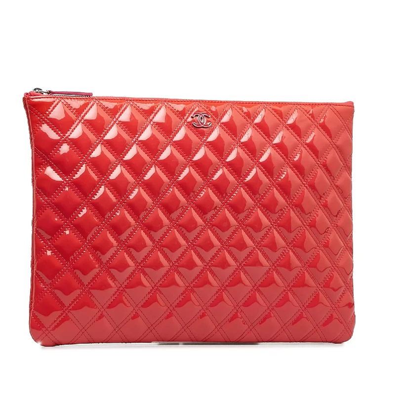 Chanel bags that pair perfectly with any outfitChanel CC Quilted Patent Leather O Case (b3vxmg)