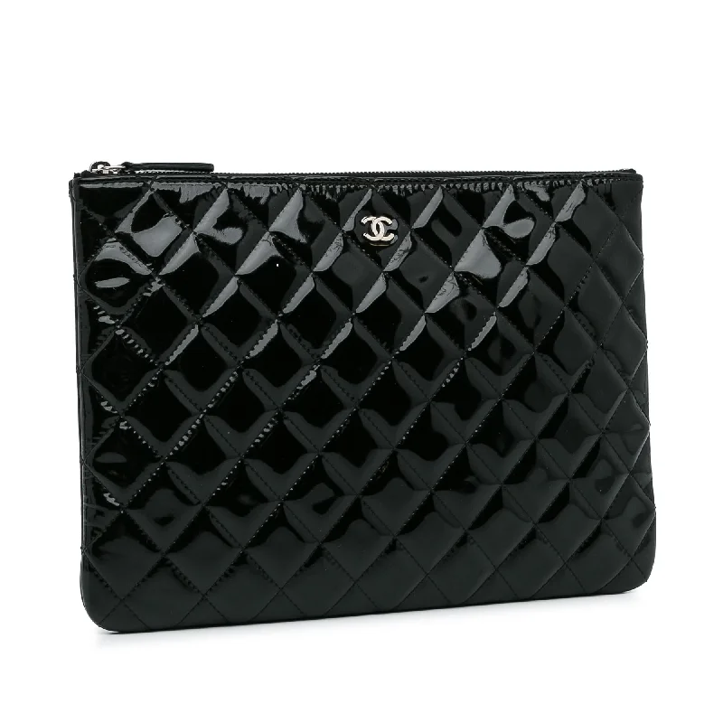 Chanel bags for those who value investment piecesChanel CC Quilted Patent Leather Pouch (30waO1)